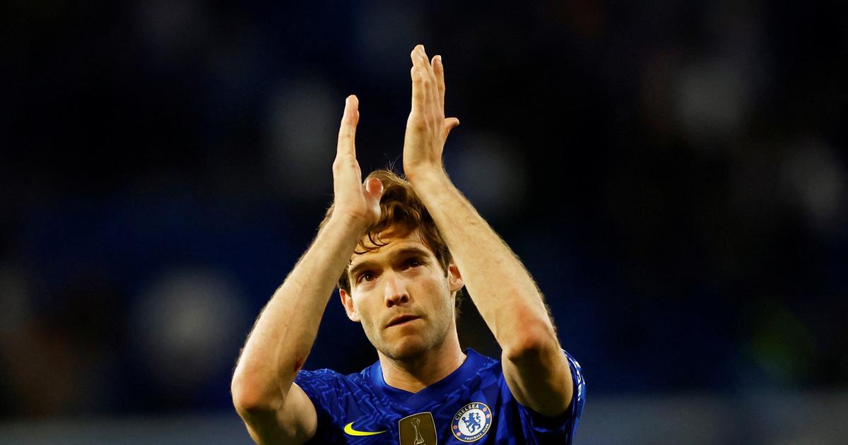 Marcos Alonso signs for a season with Barcelona