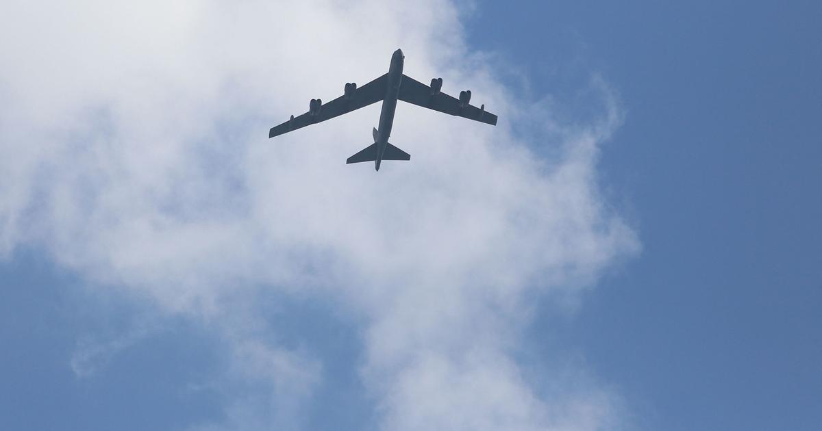I B-52 statunitensi sorvolano Stoccolma a bassa quota