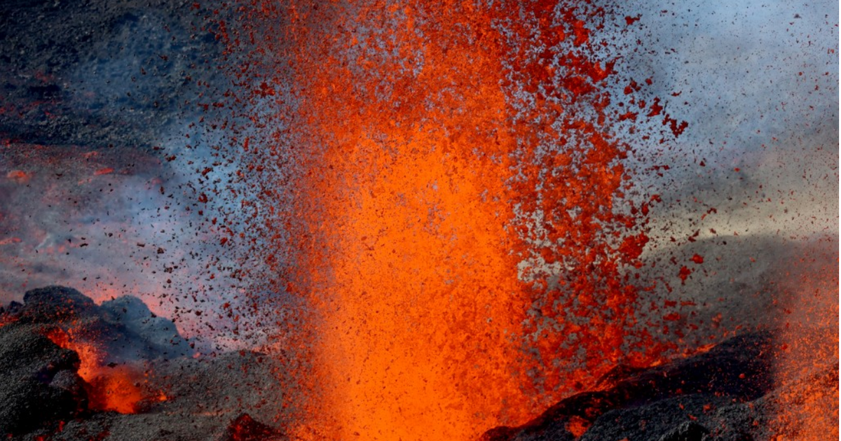 Le piton de la Fournaise est entré en éruption : découvrez les images en direct