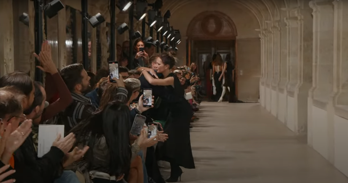 Submergée par l'émotion, Victoria embrasse David Beckham pendant le finale de son défilé à Paris