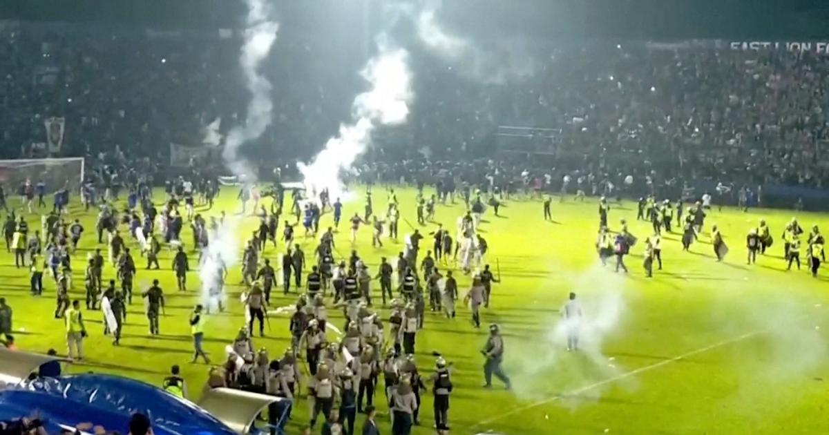 Football : 174 morts lors d'un mouvement de foule dans un stade en Indonésie