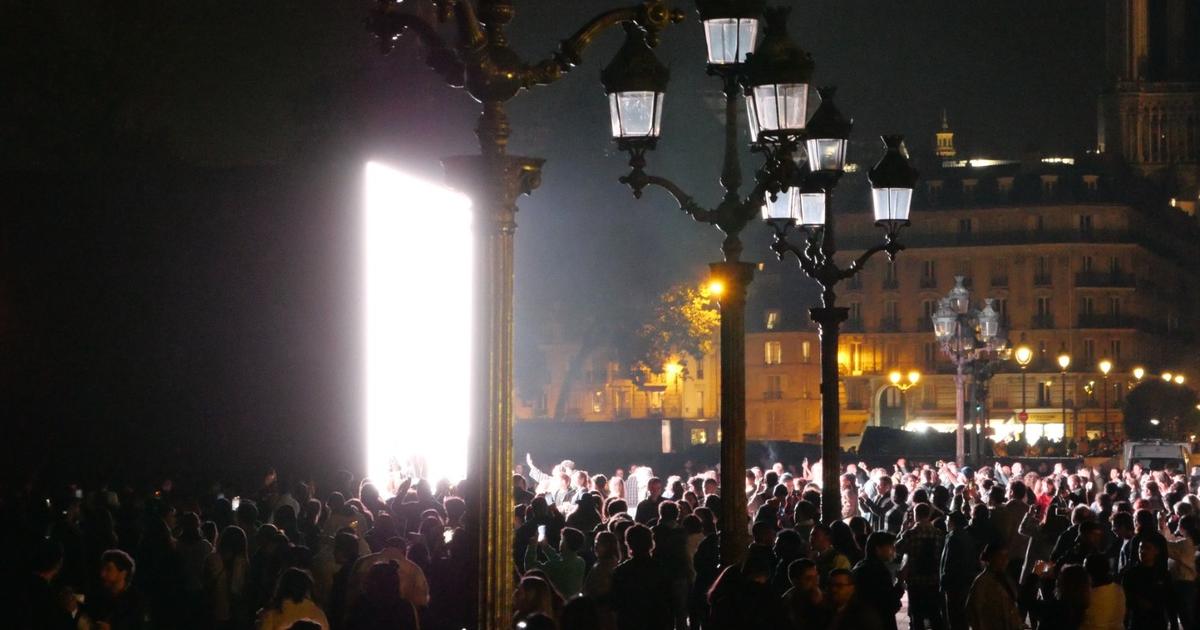 Ballet of light and foam galore, the last Nuit Blanche of autumn electrifies Paris