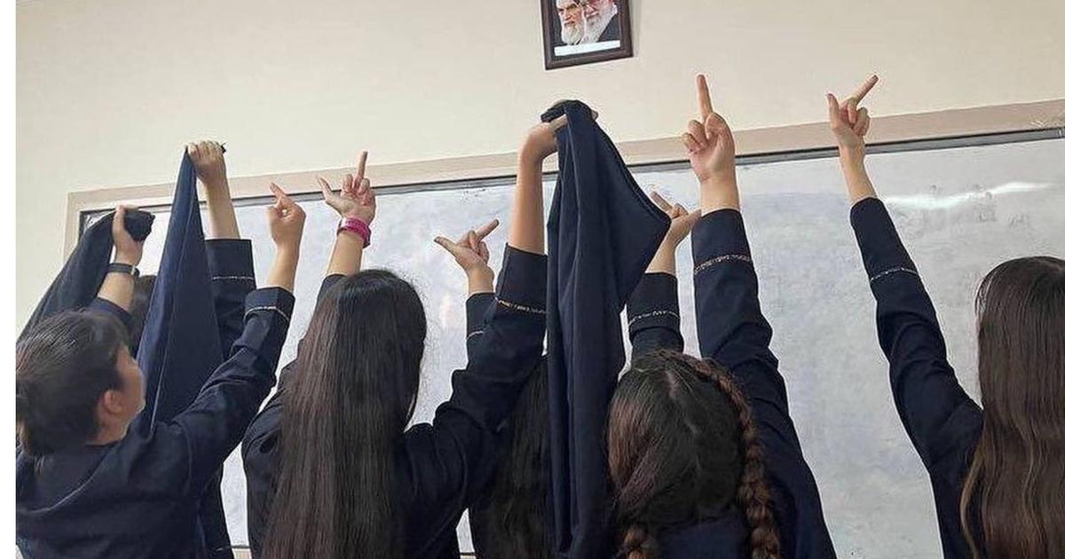 Des doigts d'honneur pour la liberté : cette photo de lycéennes iraniennes, nouveau symbole de la contestation