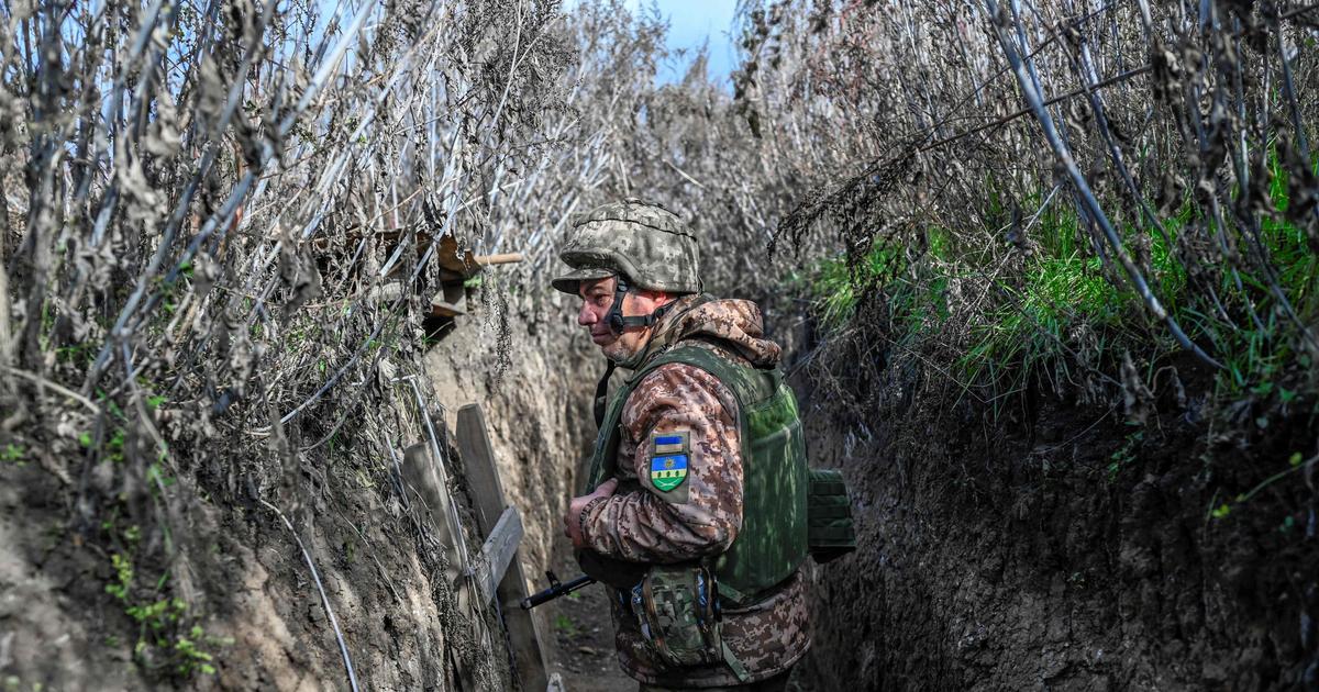 Ukrainische Soldaten weisen auf eine neue ukrainische Gegenoffensive im Osten hin