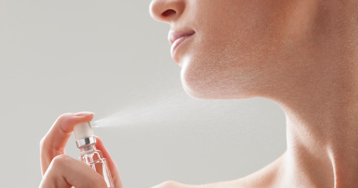Utiliser une éponge de douche, se parfumer dans le cou… les 5 mauvais réflexes à supprimer de sa routine