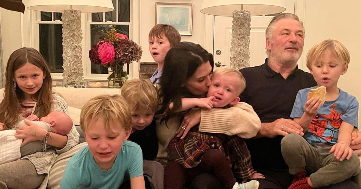 Sans filtre : la photo de famille agitée d'Alec et Hilaria Baldwin avec leurs sept enfants pour Thanksgiving