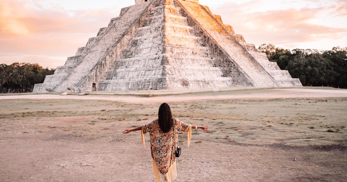 Una turista desata la polémica al balancear sus caderas sobre un templo maya