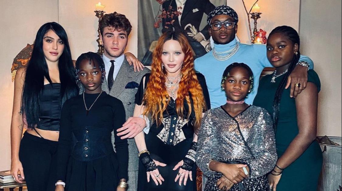 En photos, le Thanksgiving gothique et flamboyant de Madonna, entourée de ses six enfants