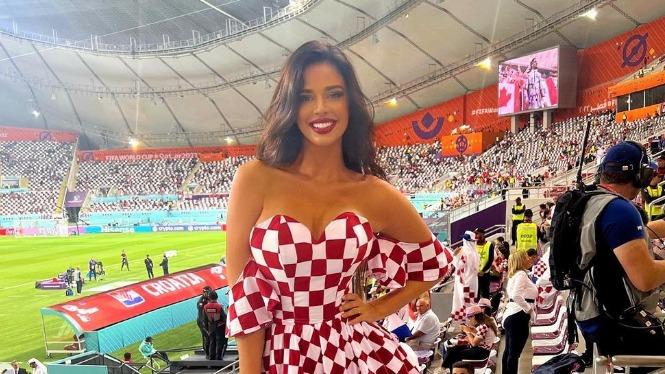 Décolleté vertigineux et mini-jupe au stade : Ivana Knoll, la supportrice croate qui affole le Qatar
