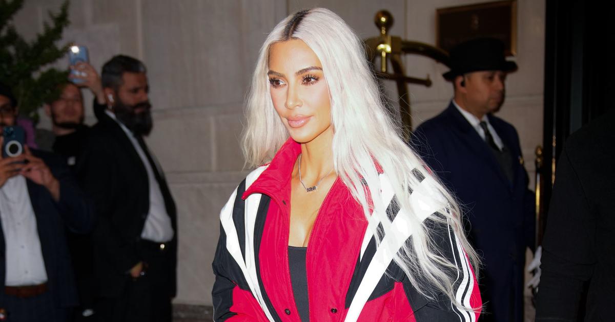 Kim Kardashian délaisse son blond blanc uniforme pour un balayage plus naturel