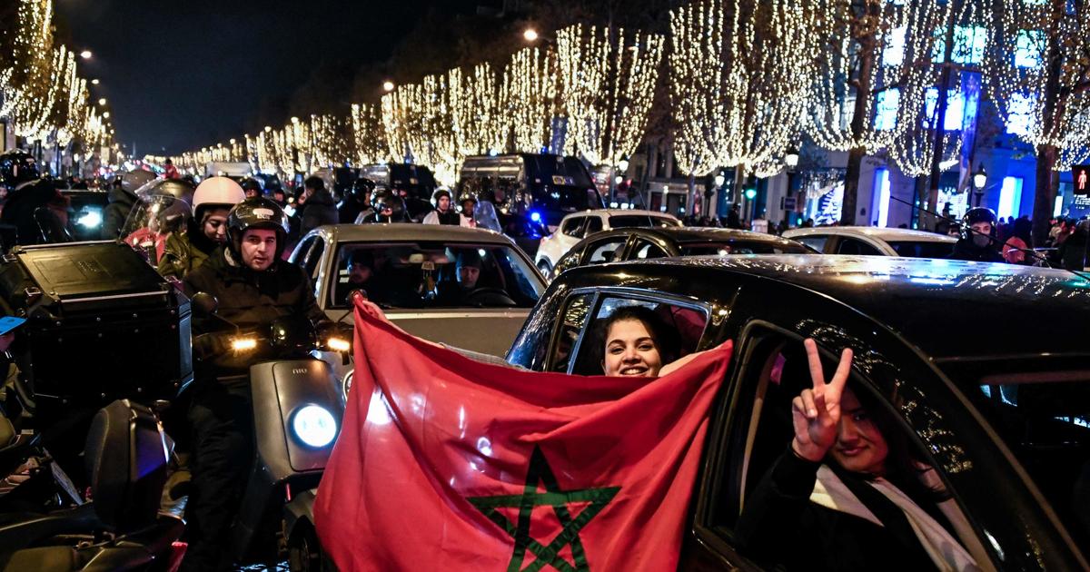 Coupe du monde : des milliers de supporters du Maroc sur les Champs-Élysées à Paris