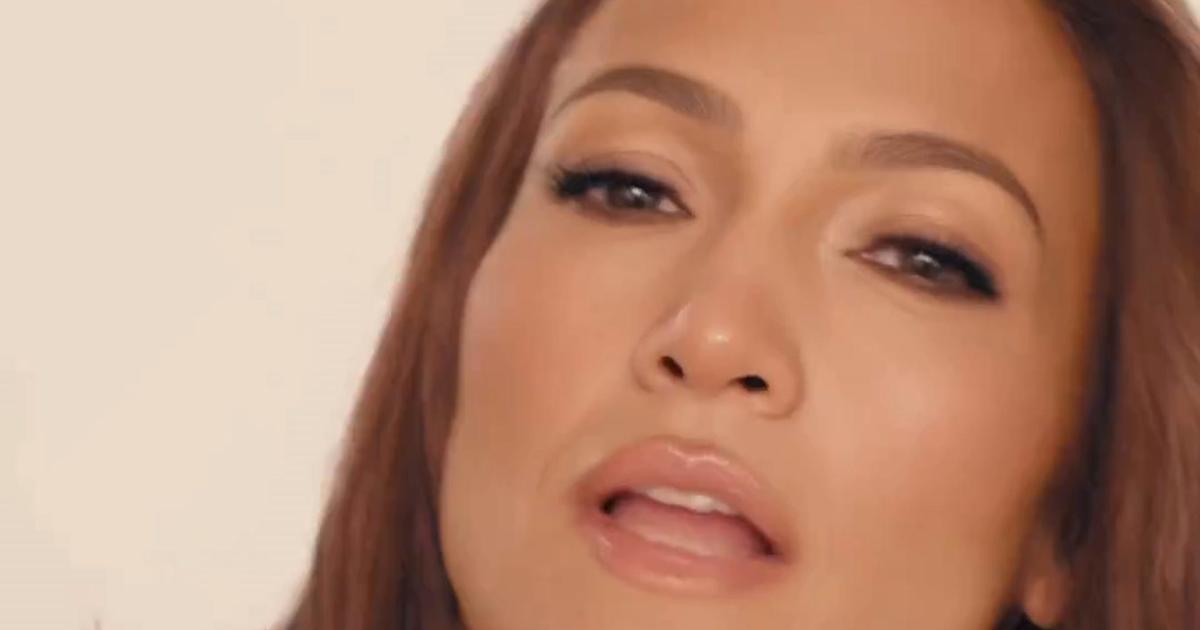 En rouge de pied en cape, Jennifer Lopez s'impose en Mère Noël 2022