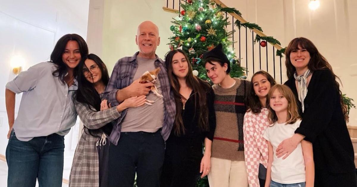These comforting photos of Bruce Willis with the 7 women in his life under the tree