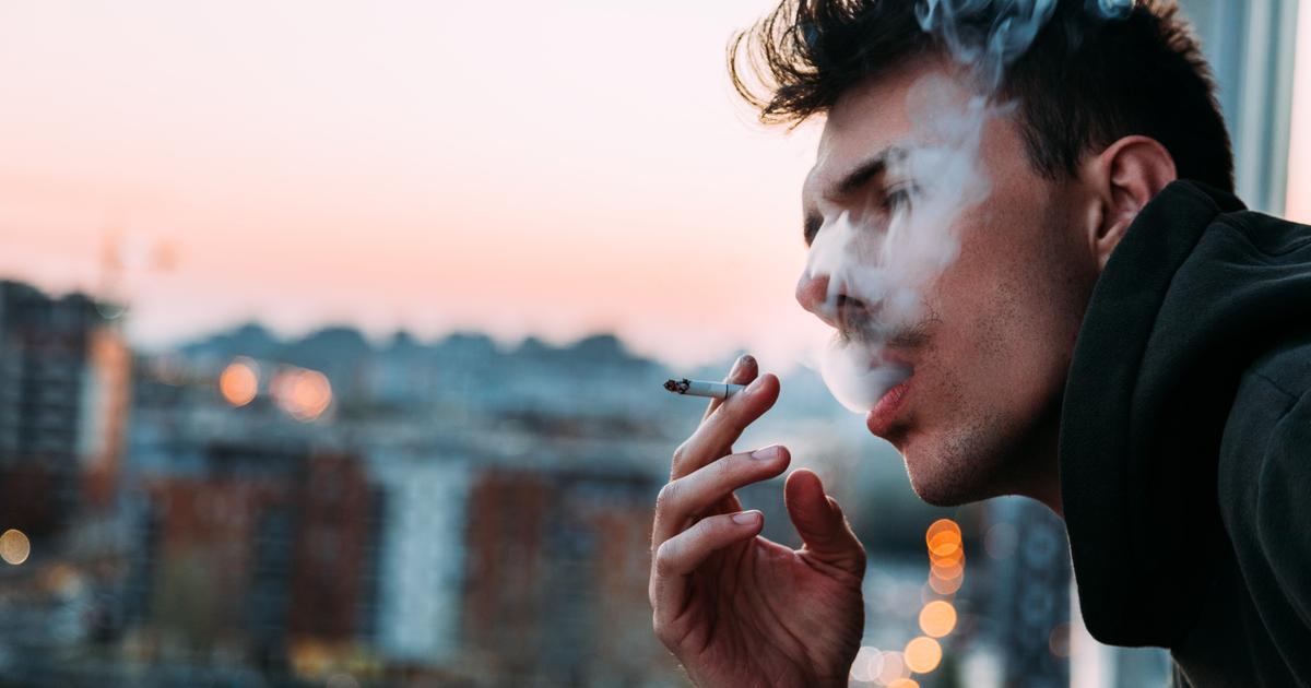 Сон курящий человек. Парень с сигаретой Сток. Человек курит на балконе на закате. Мужчина курит на балконе. Чел курит в Лондоне.