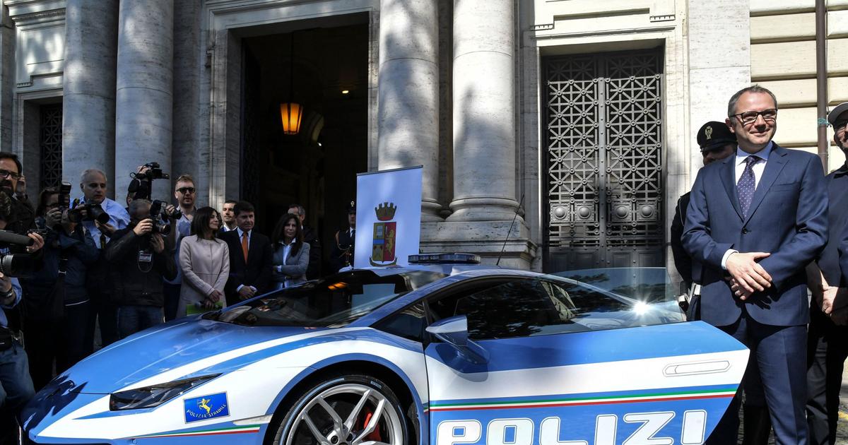 In Italy, the police cross the country in a Lamborghini to deliver two kidneys