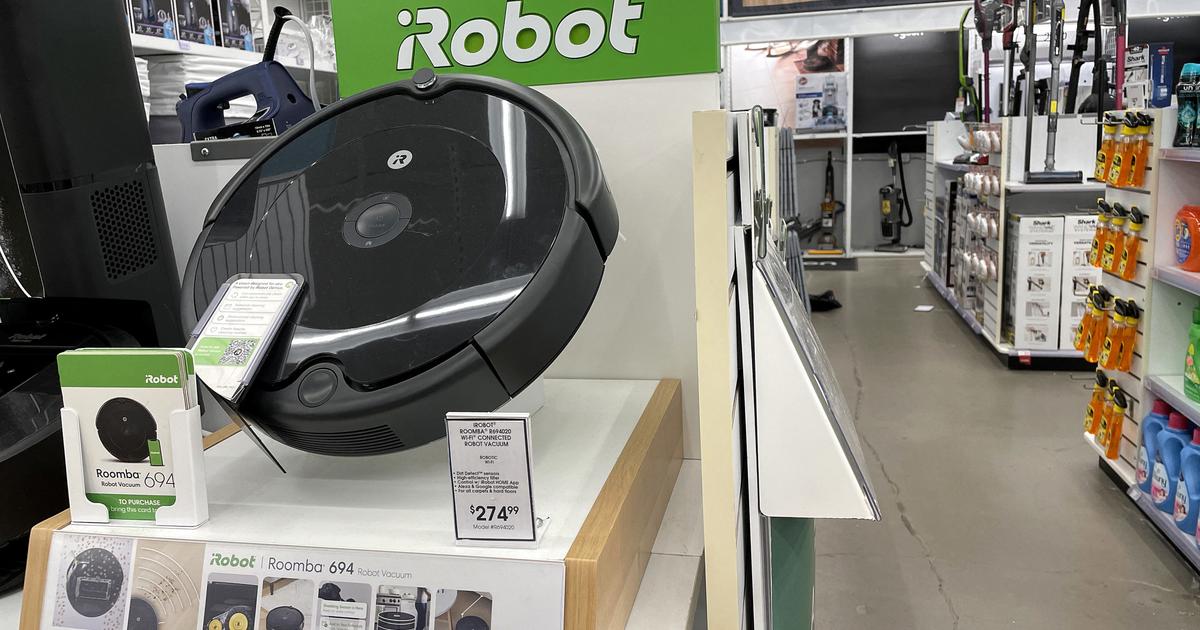 Un robot aspirateur Roomba filme une femme aux toilettes, les