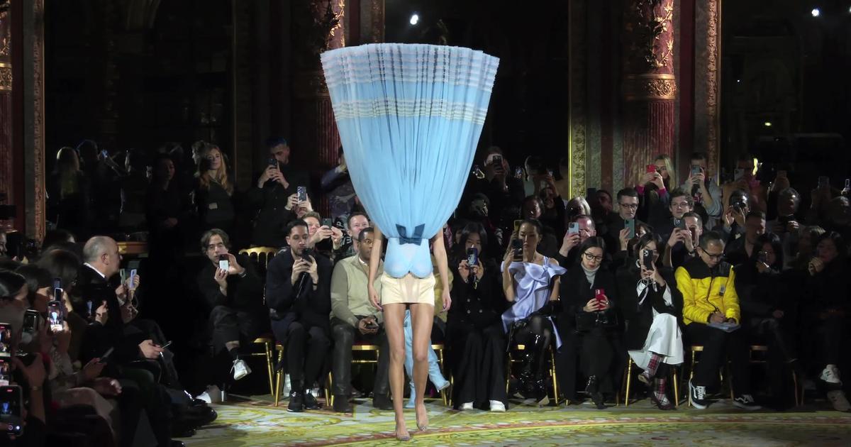 In video: the completely crazy parade of Viktor & Rolf with his dresses ...