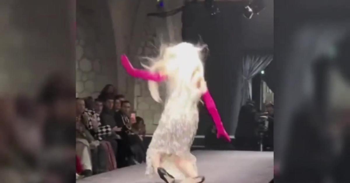 En vidéo, la chute du top Kristen McMenamy sur le podium du défilé Valentino à Paris
