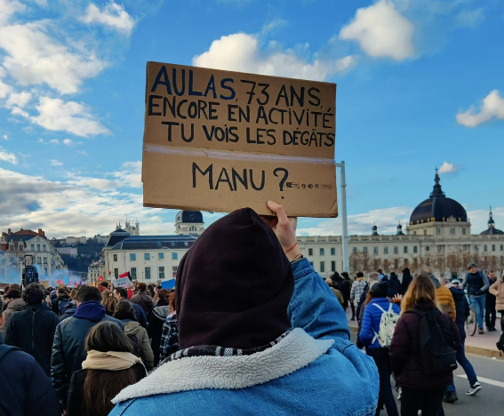 Lyon : quand un manifestant se sert d'Aulas pour interpeller Macron et protester contre la réforme des retraites