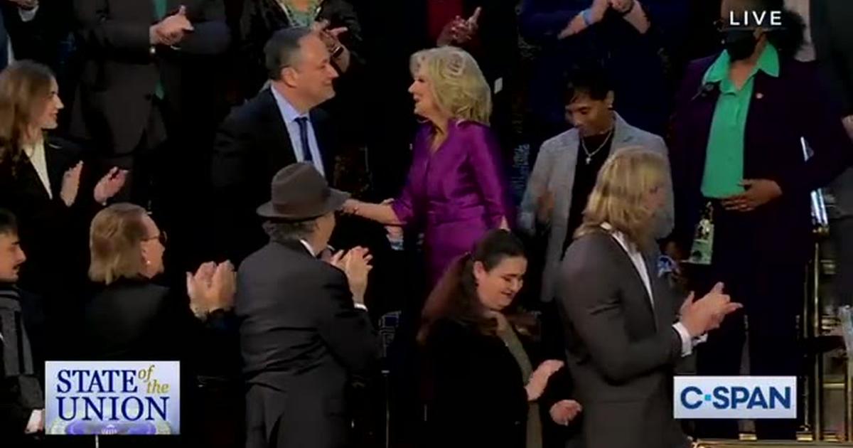 Le baiser sur la bouche de Jill Biden et du mari de Kamala Harris : la vidéo qui perturbe l'Amérique