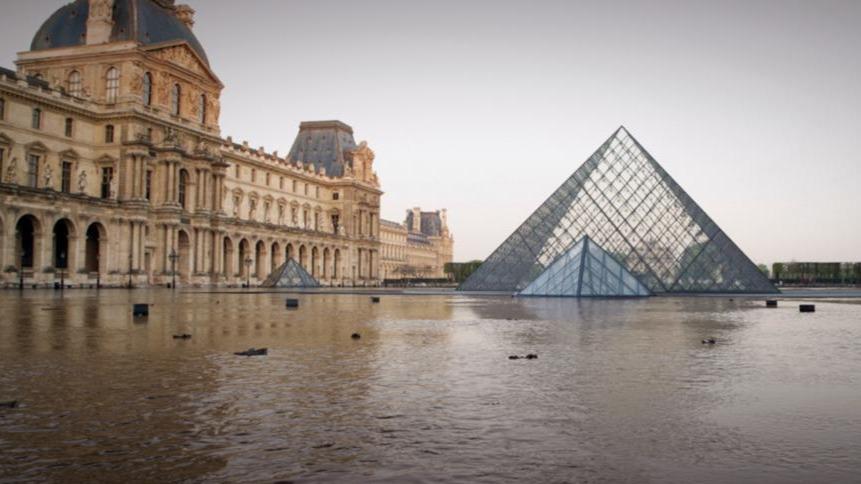 Paris on edge in the face of the flood