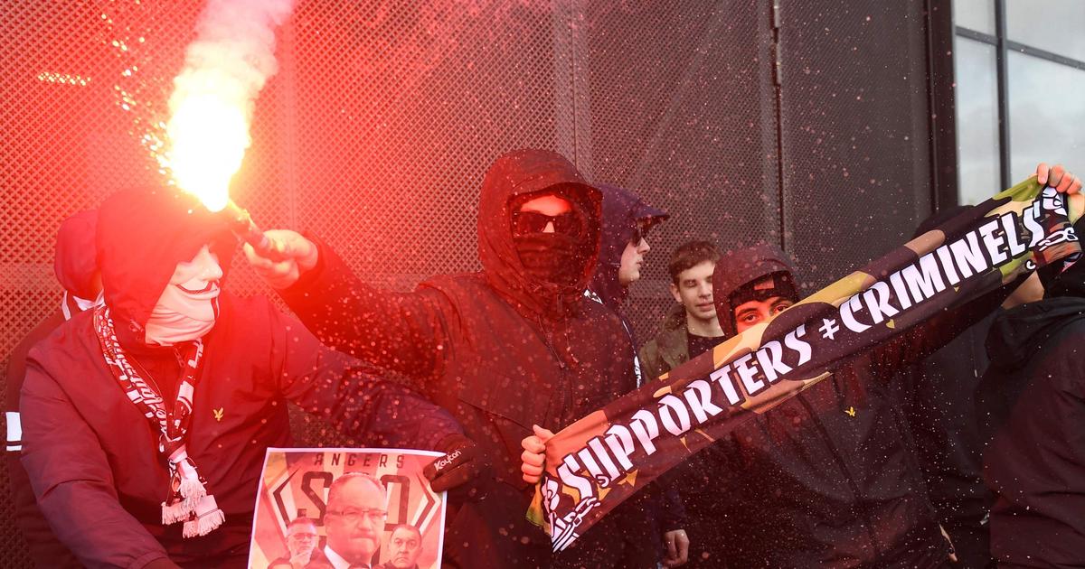 in Angers, the supporters demonstrate against the management