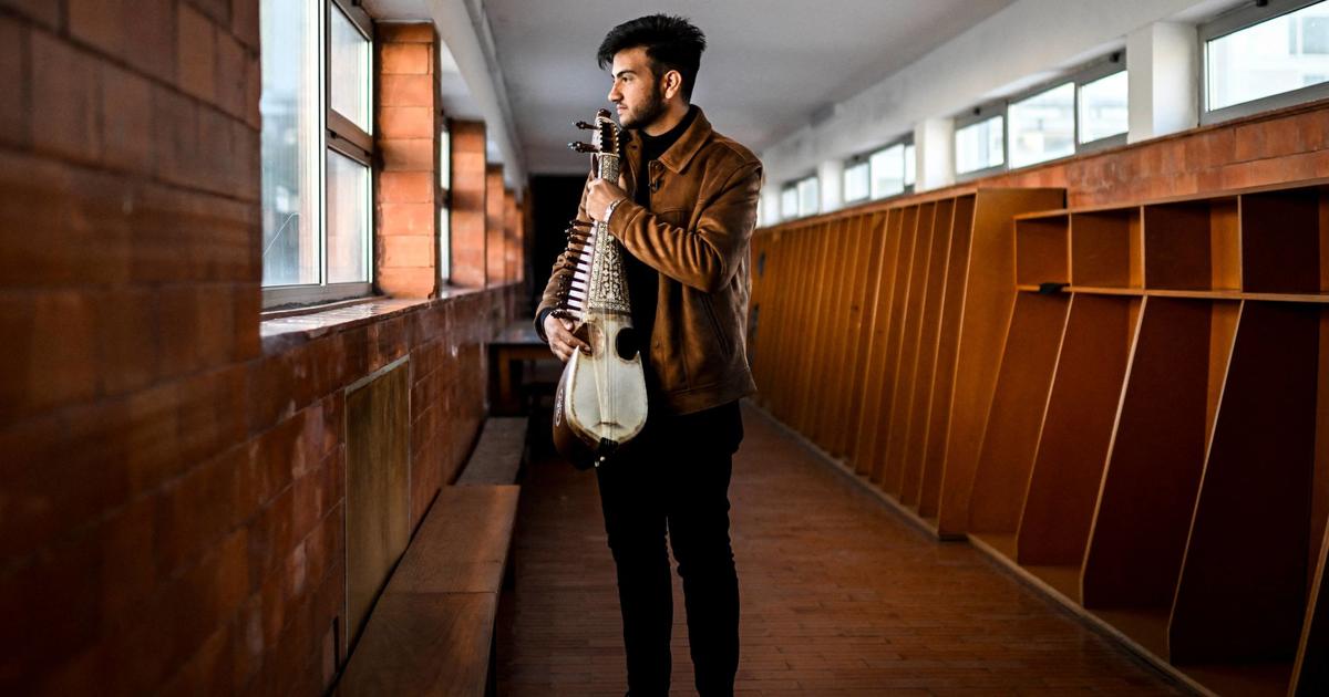 Regarder la vidéo Des musiciens afghans, réfugiés au Portugal, jouent la musique bannie par les talibans