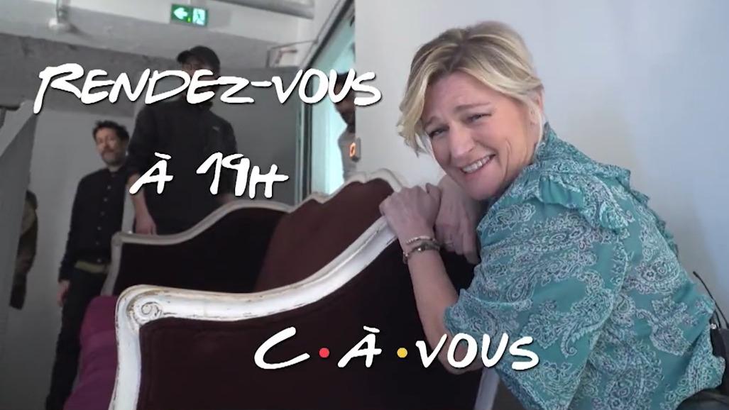 The “C à vous” team replays a scene from Friends to welcome Jennifer Aniston