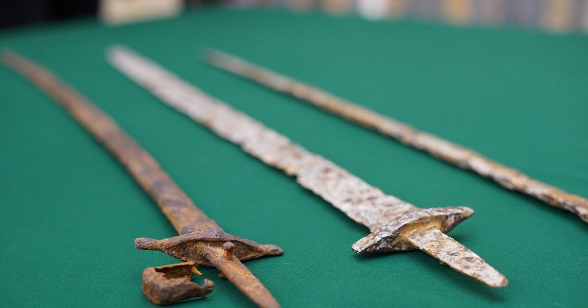 US returns Iron Age swords seized at New York airport to Ukraine