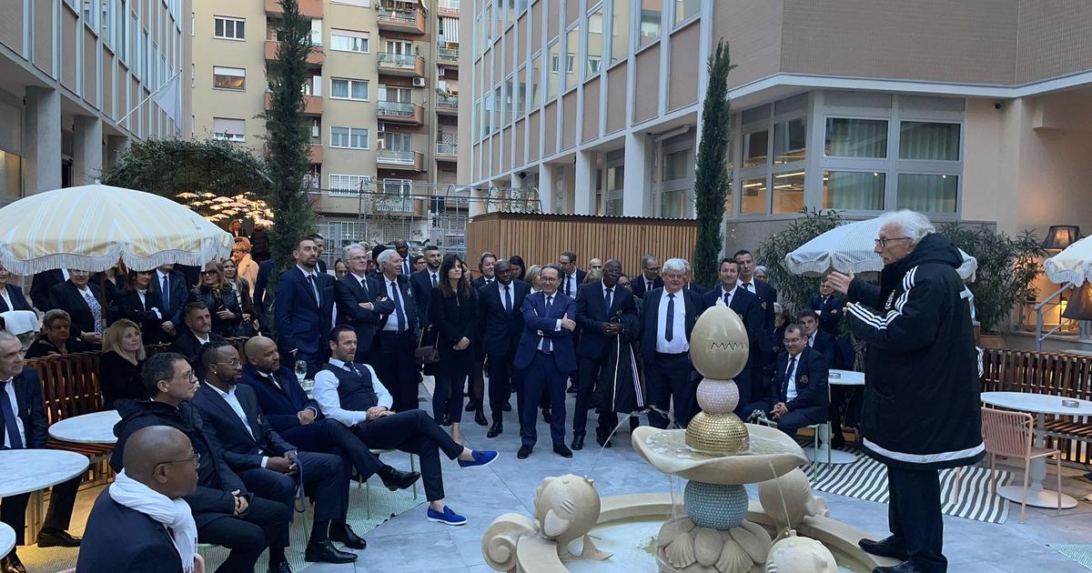 The Variétés Club de France met the Pope and played a match in the Vatican