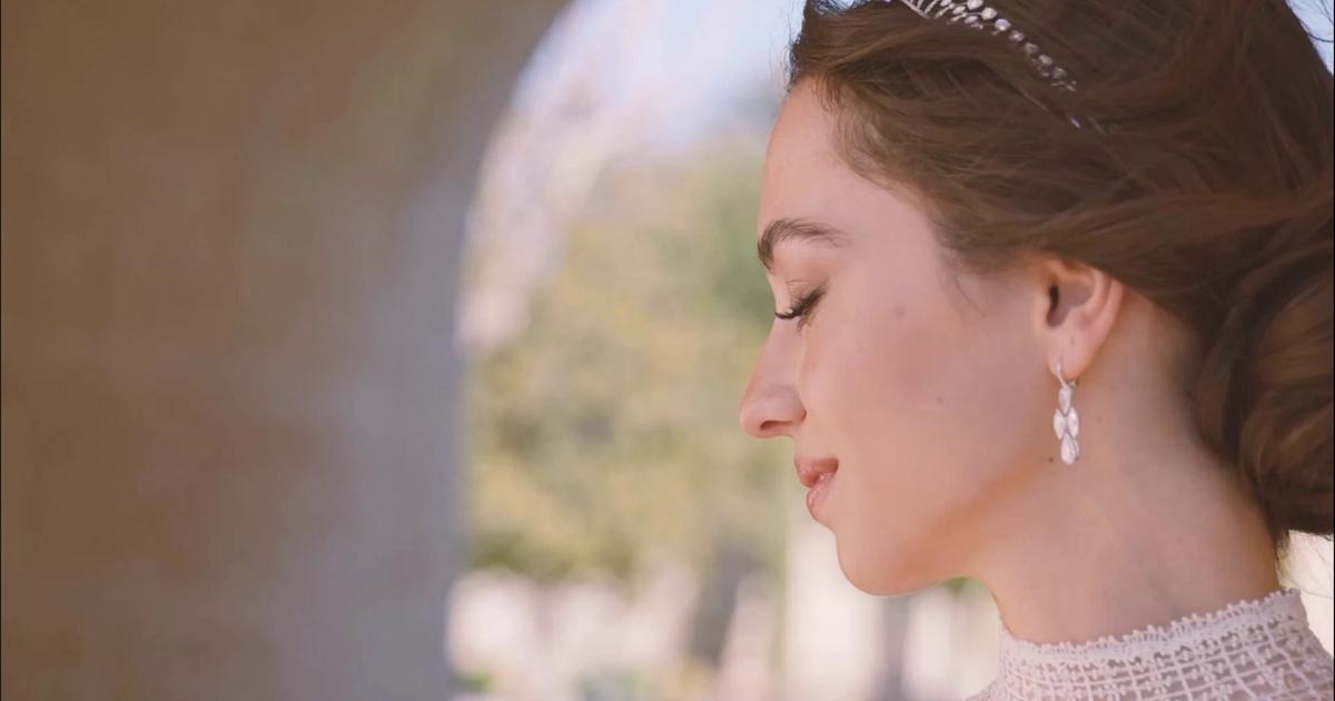 En images, les détails intemporels et poétiques de la robe de mariée créée par Dior pour Iman de Jordanie