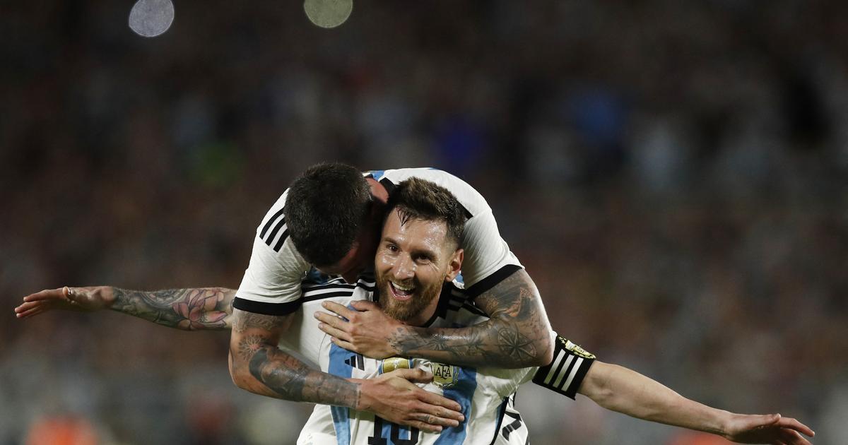 Regarder la vidéo Foot : Messi signe un exceptionnel coup franc et porte l'Argentine face au Panama