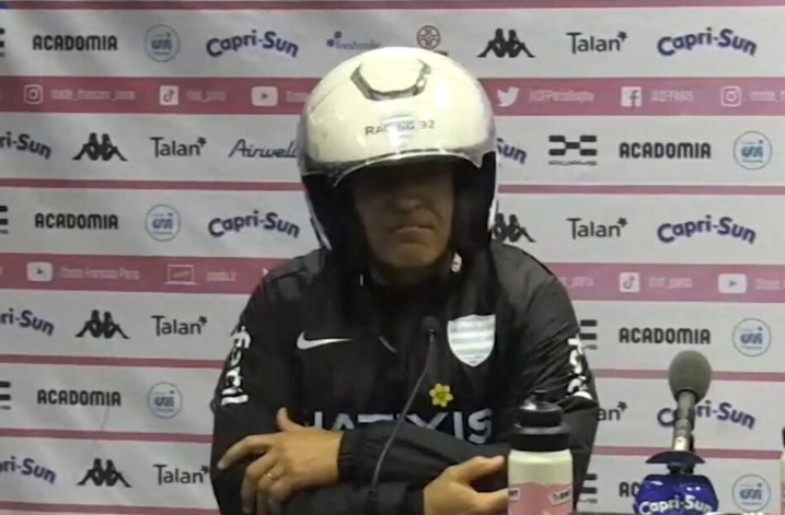 Top 14: Laurent Travers arrive en conférence de presse avec un casque de karting