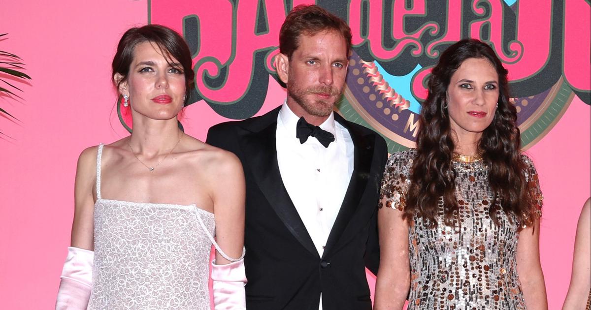 Au Bal de la rose, Charlotte Casiraghi laisse glisser sa bretelle indocile le long de son bras