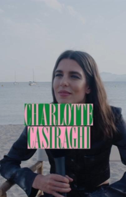 Au Bal de la rose, Charlotte Casiraghi laisse glisser sa bretelle indocile le long de son bras