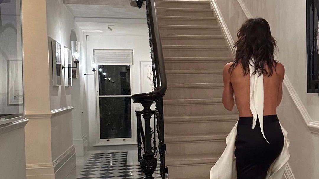 Victoria Beckham dévoile son dos bronzé dans une robe renversante