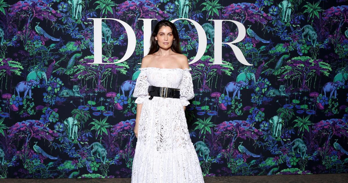 En robe en dentelle aux épaules dénudées, Lætitia Casta charme le premier rang du défilé Dior à Mumbai