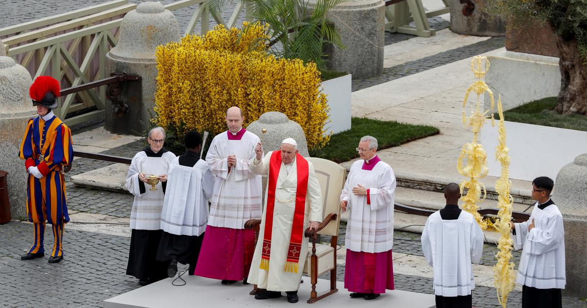Tout juste sorti de l'hôpital, le pape François sur la place Saint-Pierre pour les Rameaux