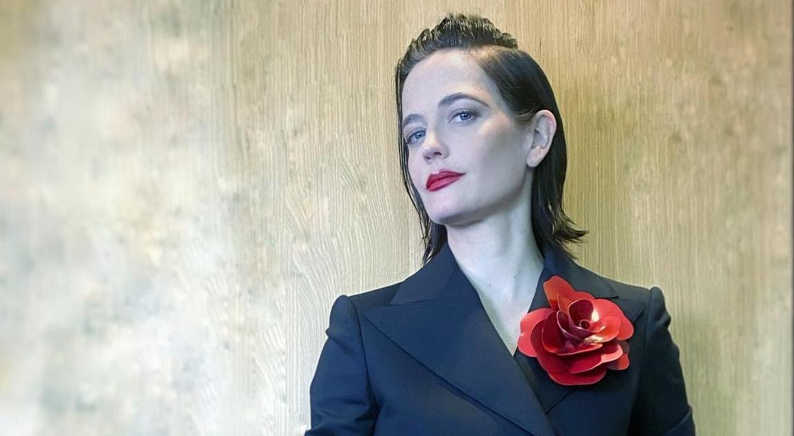 Red mouth and “wet effect” hairstyle. Eva Green dares to look bold in