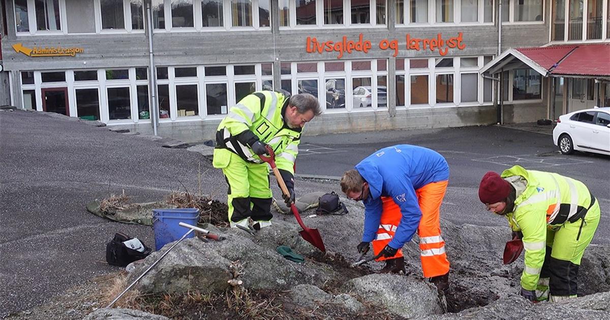 I Norge oppdager en jente en senneolittisk dolk i skolegården hennes