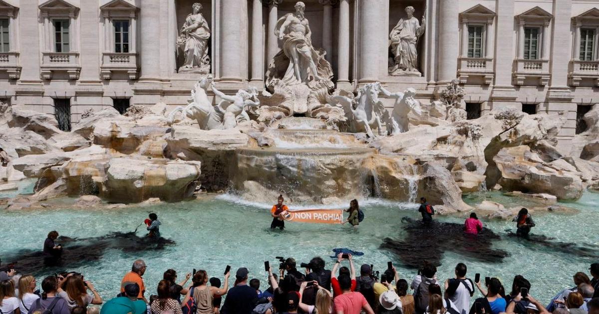 Italie : des militants écologistes envahissent la fontaine de Trevi à Rome  et noircissent l'eau