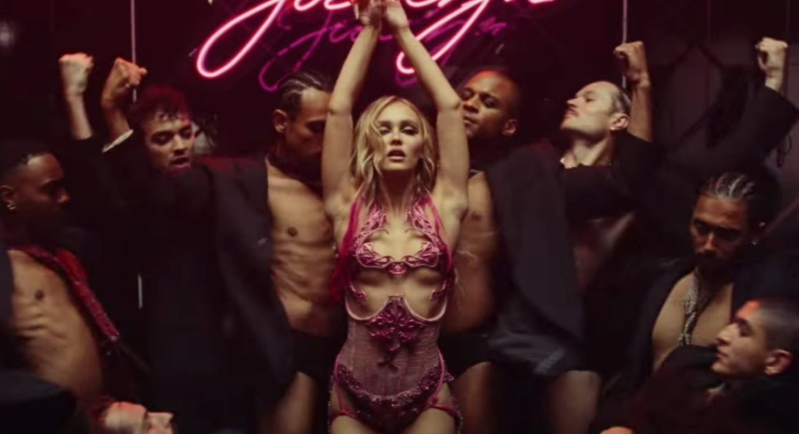«Amas de clichés inspirés par du porno», «antiféministe» : The Idol exécré par la critique