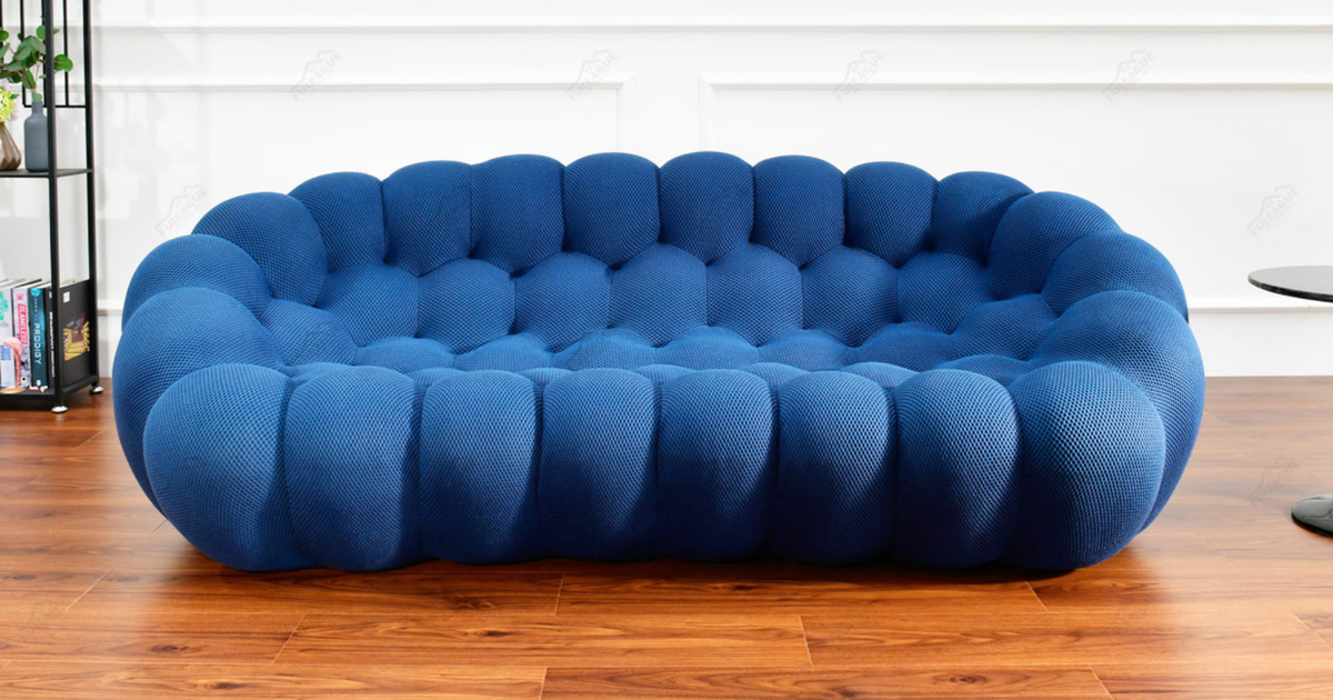 Ce canapé d'une valeur de 4790 €, ramassé dans la rue par une influenceuse, déchaîne les passions