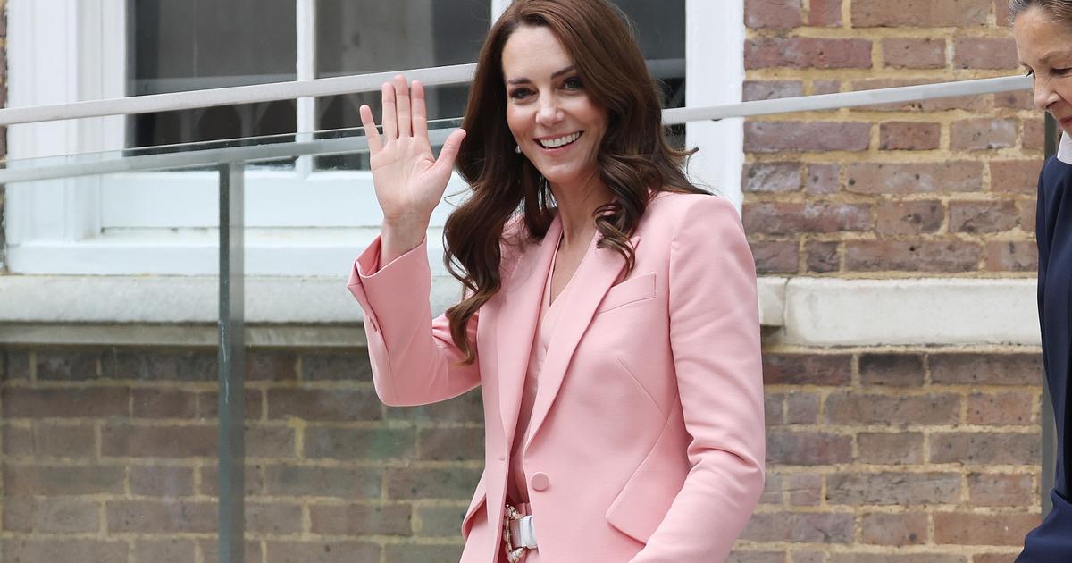 Oh la la vie en rose.  Kate Middleton is ideal in a powder suit in London