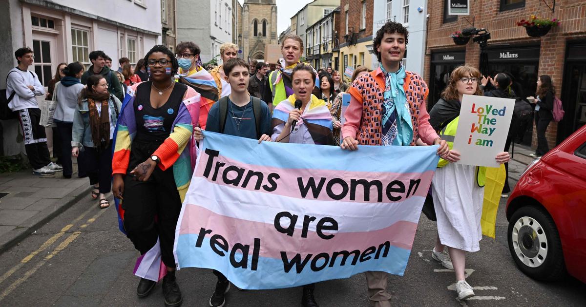 À Oxford, des militants LGBT manifestent contre l'invitation d'une universitaire féministe