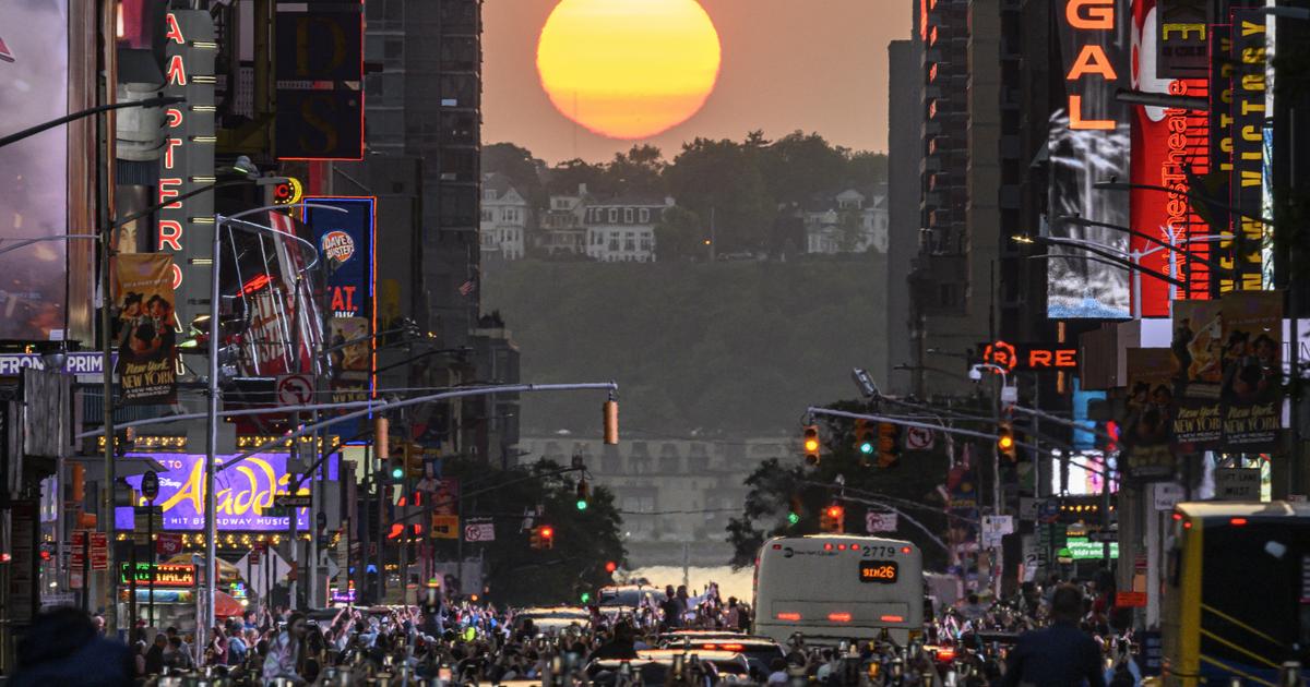 New Yorkers Marvel at the Spectacular ‘Manhattanhenge’ Phenomenon