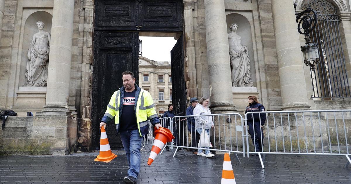Bordeaux : la porte incendiée de la mairie provisoirement remplacée par un trompe-l'œil