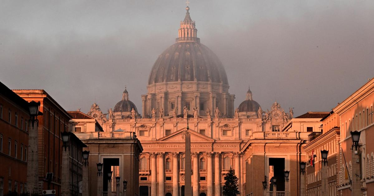Vatican : un homme nu monte sur l'autel de la basilique Saint-Pierre