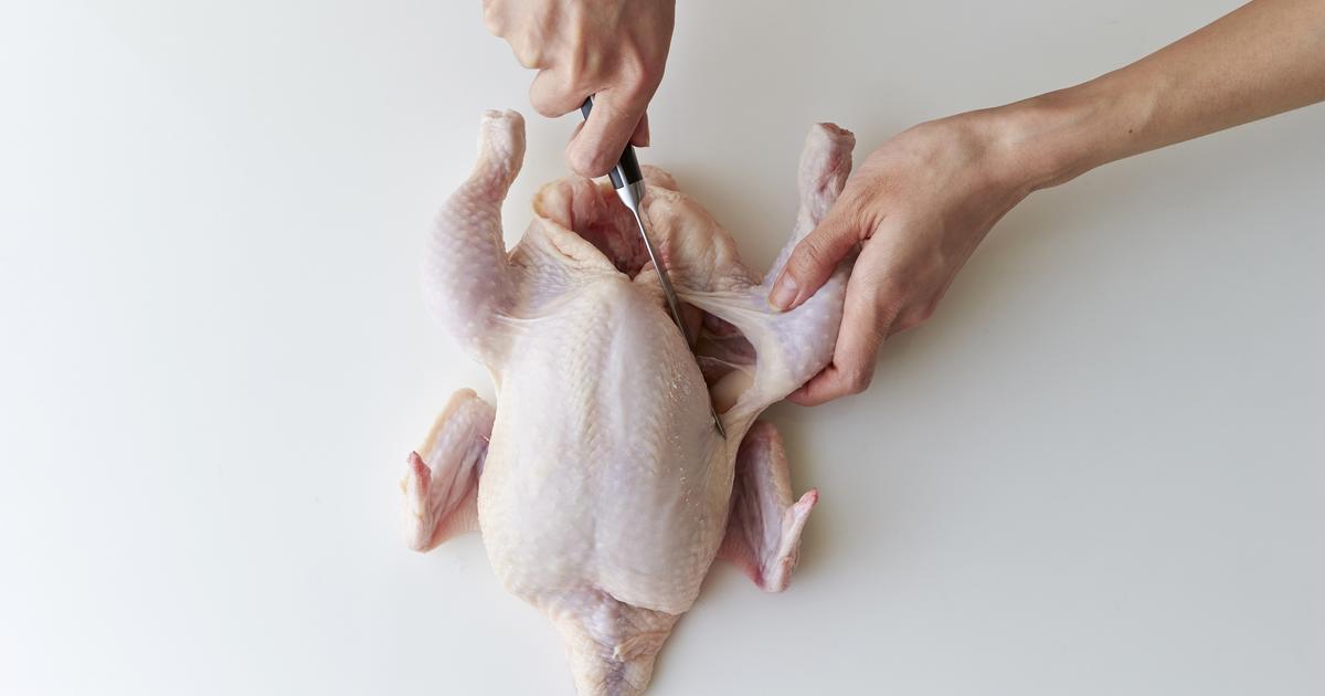 Découper Un Poulet Cru En 2