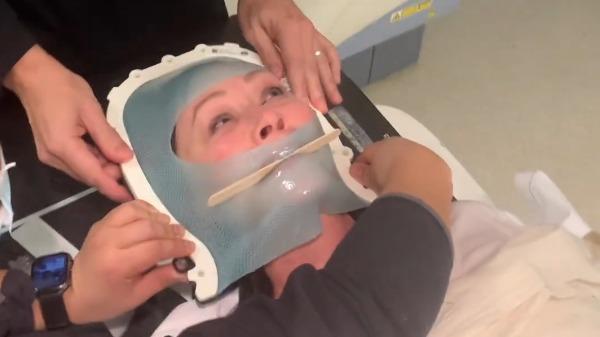 «Voici à quoi peut ressembler le cancer» : Shannen Doherty publie une vidéo bouleversante d'une séance de radiothérapie